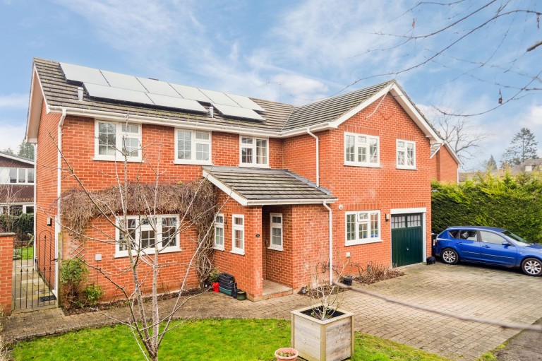 Manor Farm Way, Seer Green, HP9